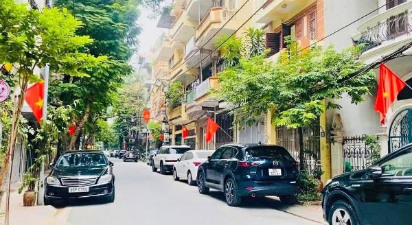 BÁN NHÀ HOÀNG MAI, PHÂN LÔ, VỈA HÈ, SÁT QUẬN UỶ, 60M X 5 TẦNG, 2 THOÁNG.